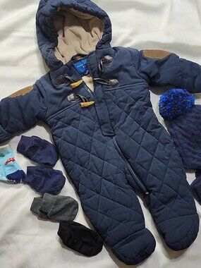 Hooded Perry Ellis Pram, Hat And Mitts (Bought as NWOT), 3 - 6 months